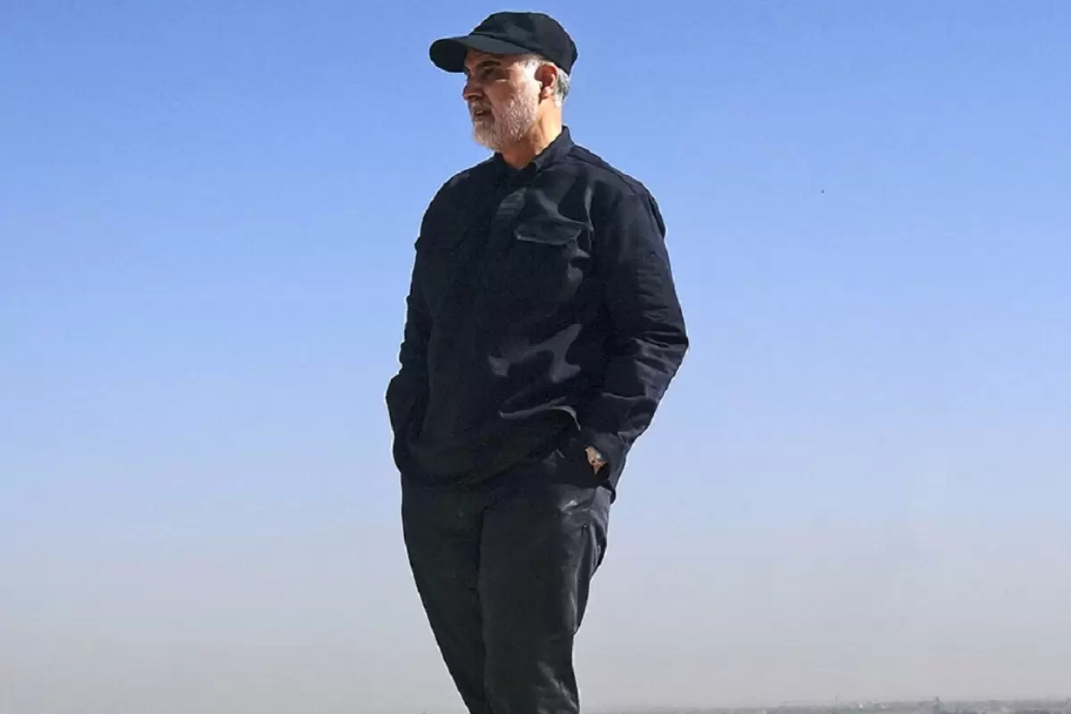 عکس؛ سفر در زمان؛ «رهبر انقلاب در حال اعطای درجه به سردار سلیمانی»؛ دهه 70