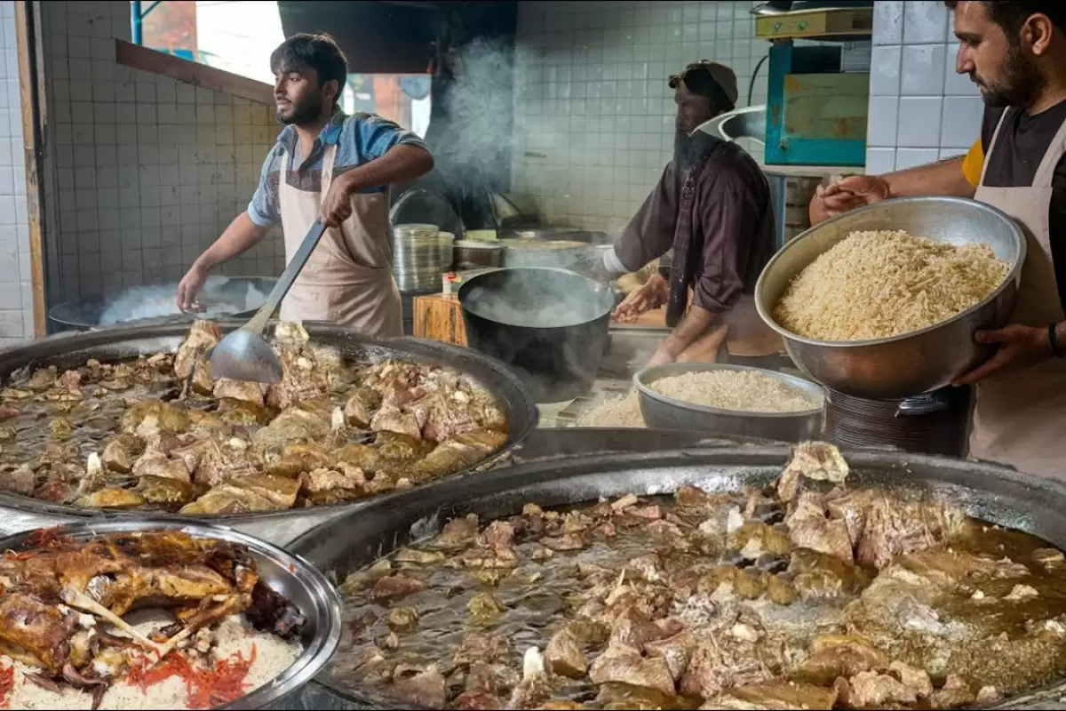 ببینید؛ غذای خیابانی در پاکستان؛ پخت کابلی پلوی محبوب و سنتی در پیشاور
