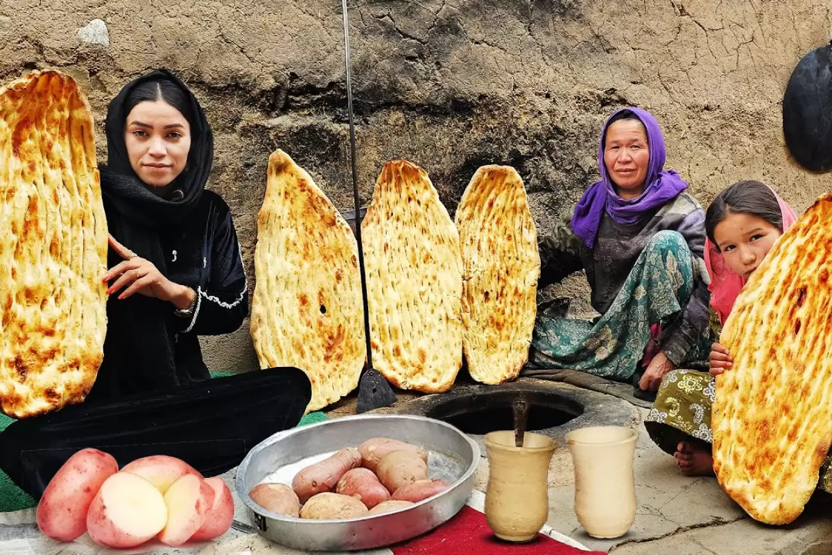 ببینید؛ غذای روستایی در افغانستان؛ پخت نان سنتی و سیب زمینی زغالی