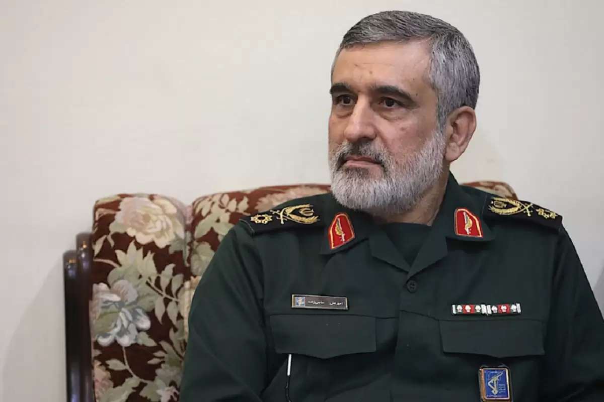 عکس؛ سفر در زمان؛ «سردار حاجی زاده در مراسم ترحیم پدرش و در کنار سردار سلیمانی»؛ سال 97