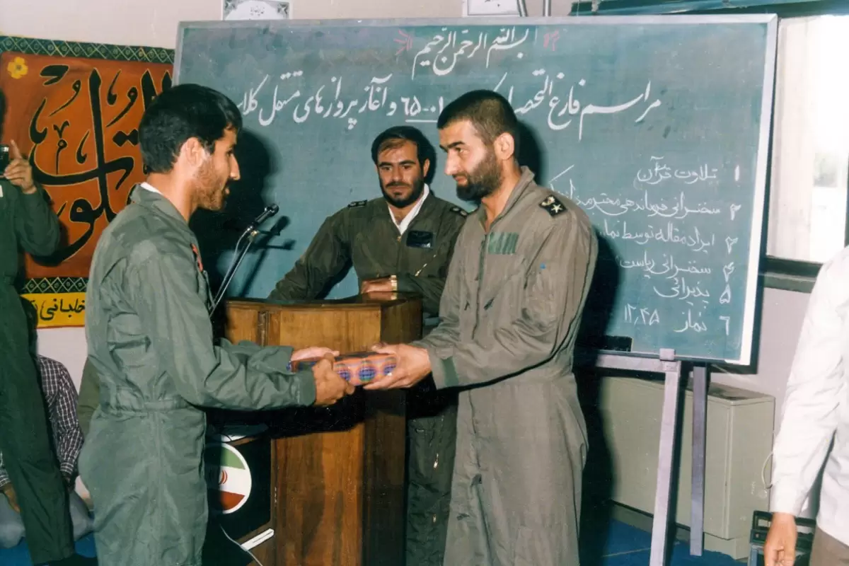 عکس؛ سفر در زمان؛ «شهید بابایی» در حال دریافت تقدیرنامه از رهبر انقلاب؛ دهه 60