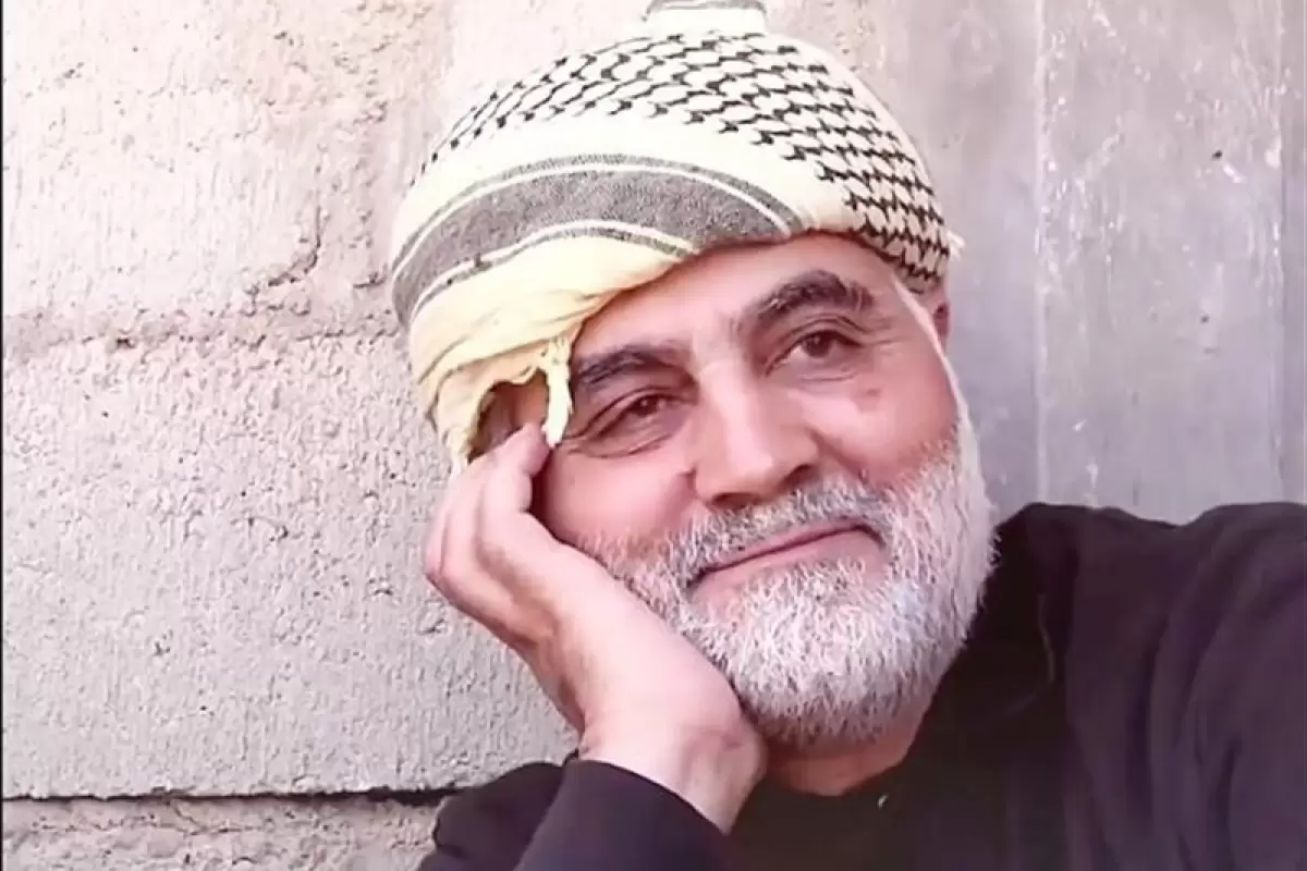 ببینید؛ سفر به تاریخ؛ «سردار سلیمانی» در حال تماشای بازی فوتبال از جایگاه تماشاچیان