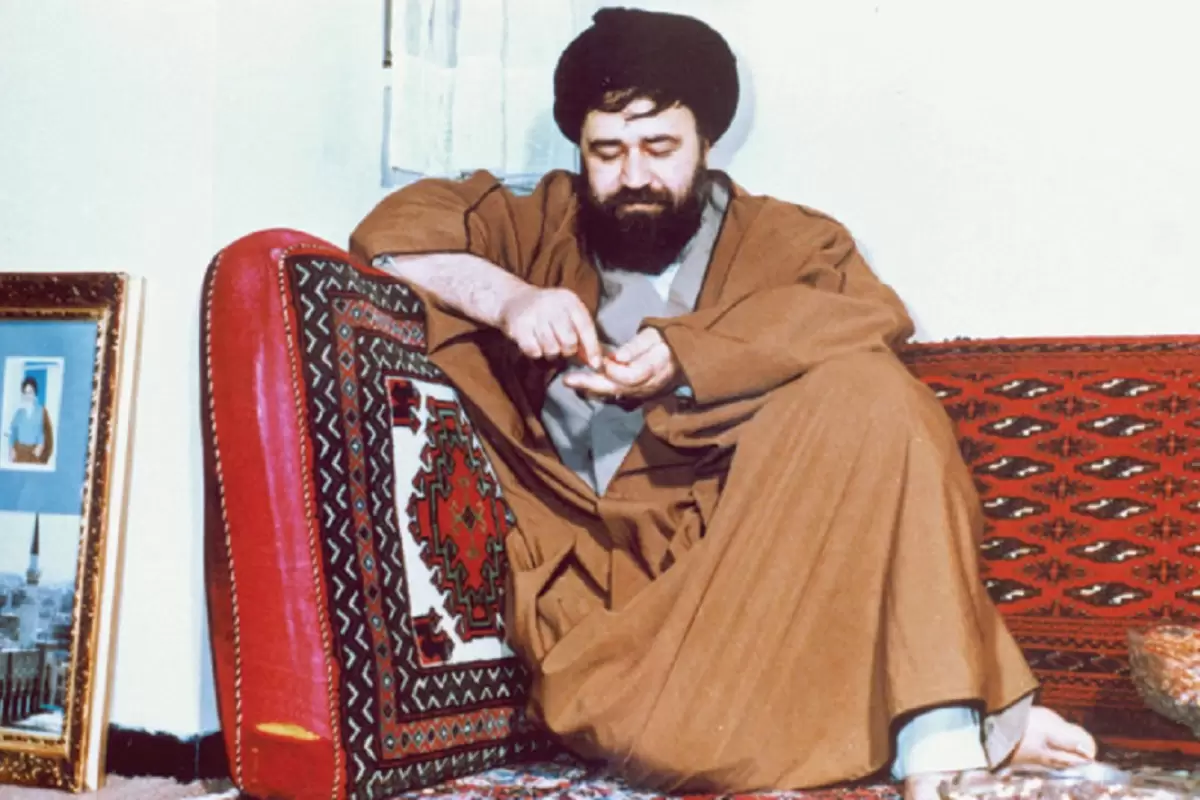 عکس؛ سفر در زمان؛ «سیداحمدخمینی در کنار رودخانه کوفه در عراق»؛ سال 1356