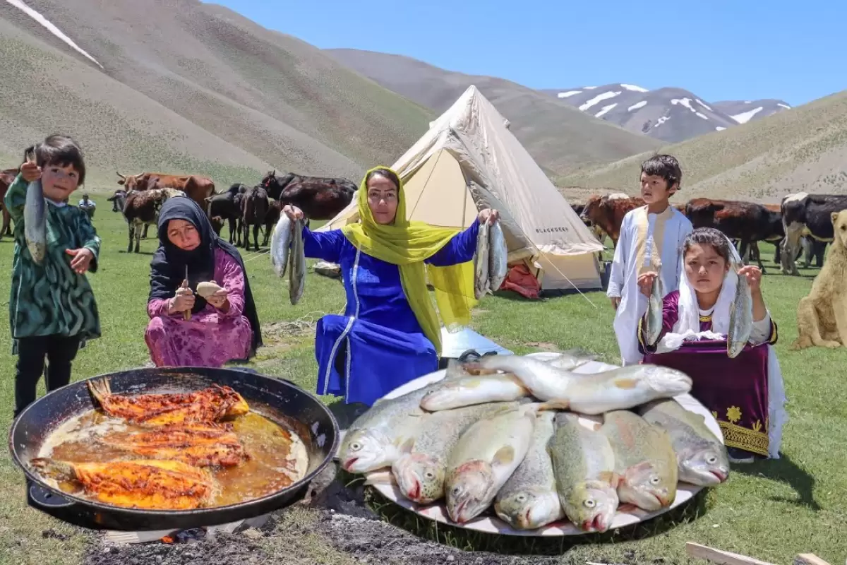 ببینید؛ غذای عشایری در افغانستان؛ پخت ماهی قزل آلا و سیب زمینی در طبیعت
