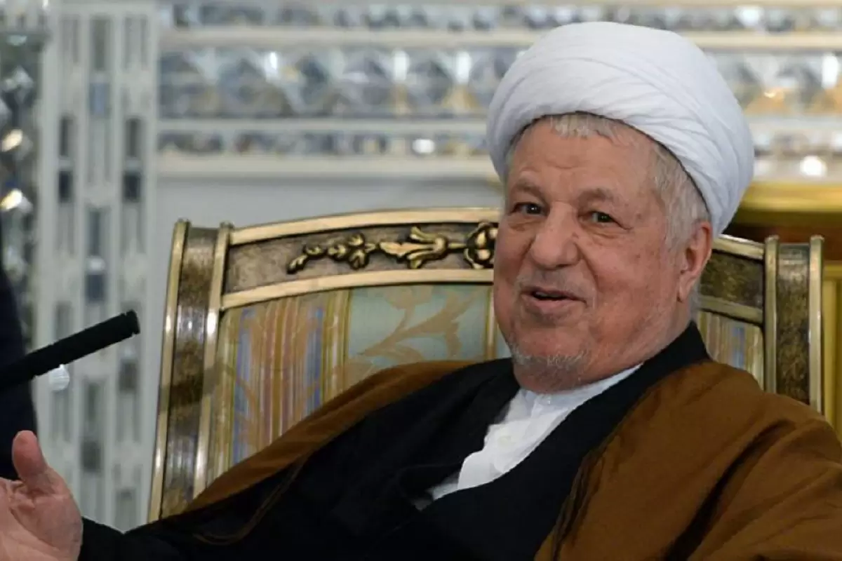 سفر در زمان؛ خاطرات هاشمی: کنار کنسولگری آمریکا در کراچی، ماشین بمب‌گذاری‌شده‌ای منفجر شده