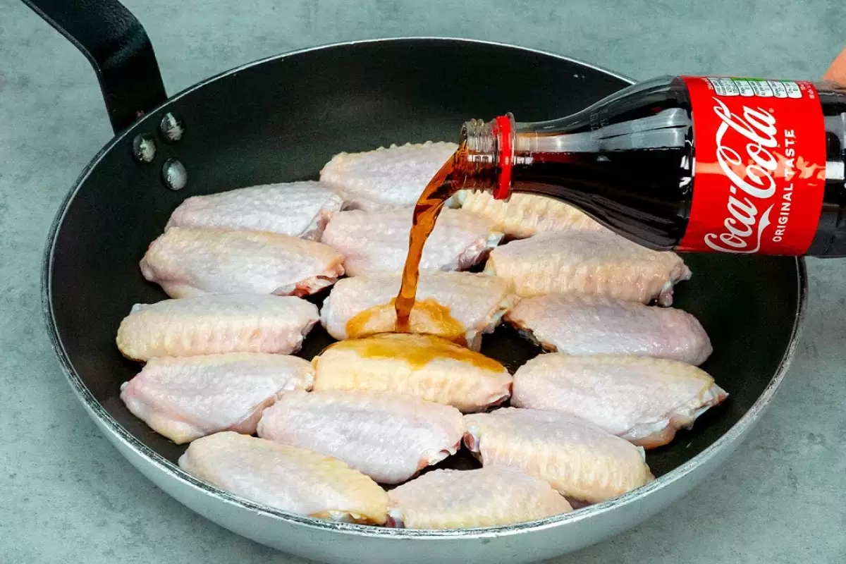 ببینید؛ یک روش جدید برای پخت بال مرغ با نوشابه و سس مخصوص