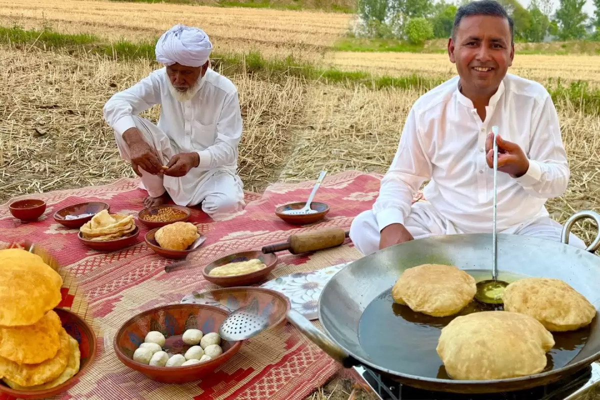 ببینید؛ غذای روستایی در پاکستان؛ پخت چوله باتوره توسط آشپز روستایی در طبیعت
