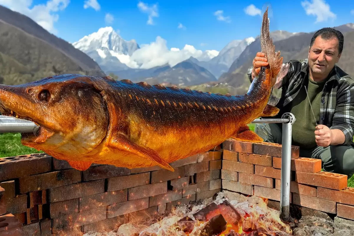 ببینید؛ غذای روستایی در آذربایجان؛ کباب کردن ماهی خاویاری بزرگ در طبیعت