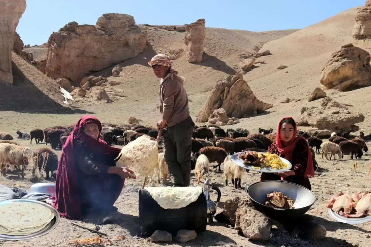 ببینید؛ غذای عشایری در افغانستان؛ پخت مرغ کبابی با سیب زمینی و پخت نان