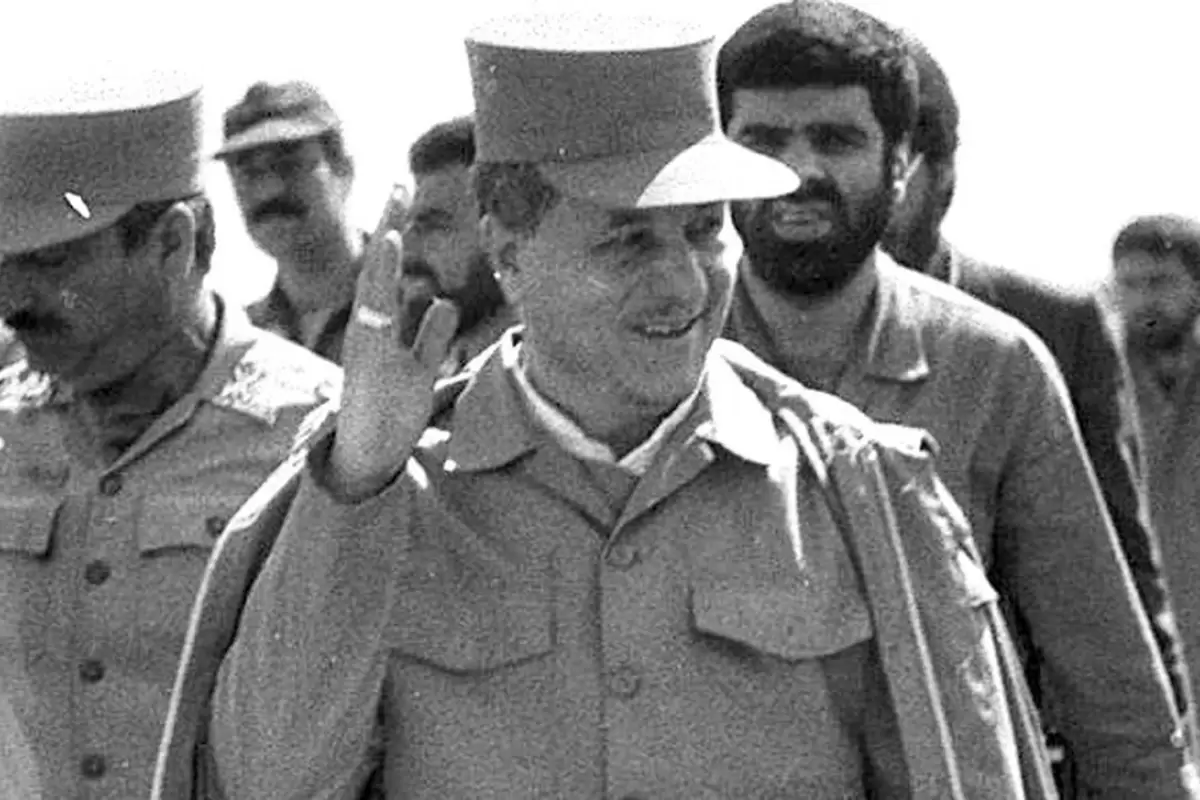 عکس؛ سفر در تاریخ؛ «هاشمی رفسنجانی در کنار پیکر شهید عباس دوران»؛ سال 81