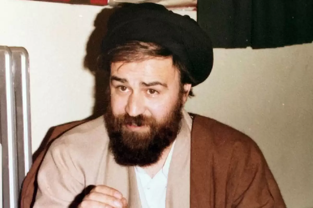 عکس؛ سفر در زمان؛ «سیداحمد خمینی» با تیپ عربی در نجف؛ دهه 40
