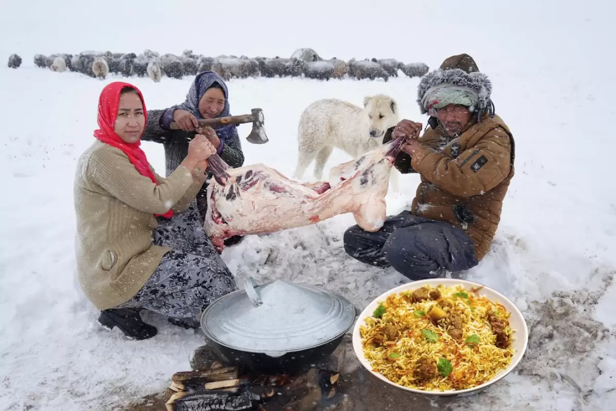 ببینید؛ غذای عشایری در افغانستان؛ پخت چلو بریانی با گوشت گوسفند در برف شدید