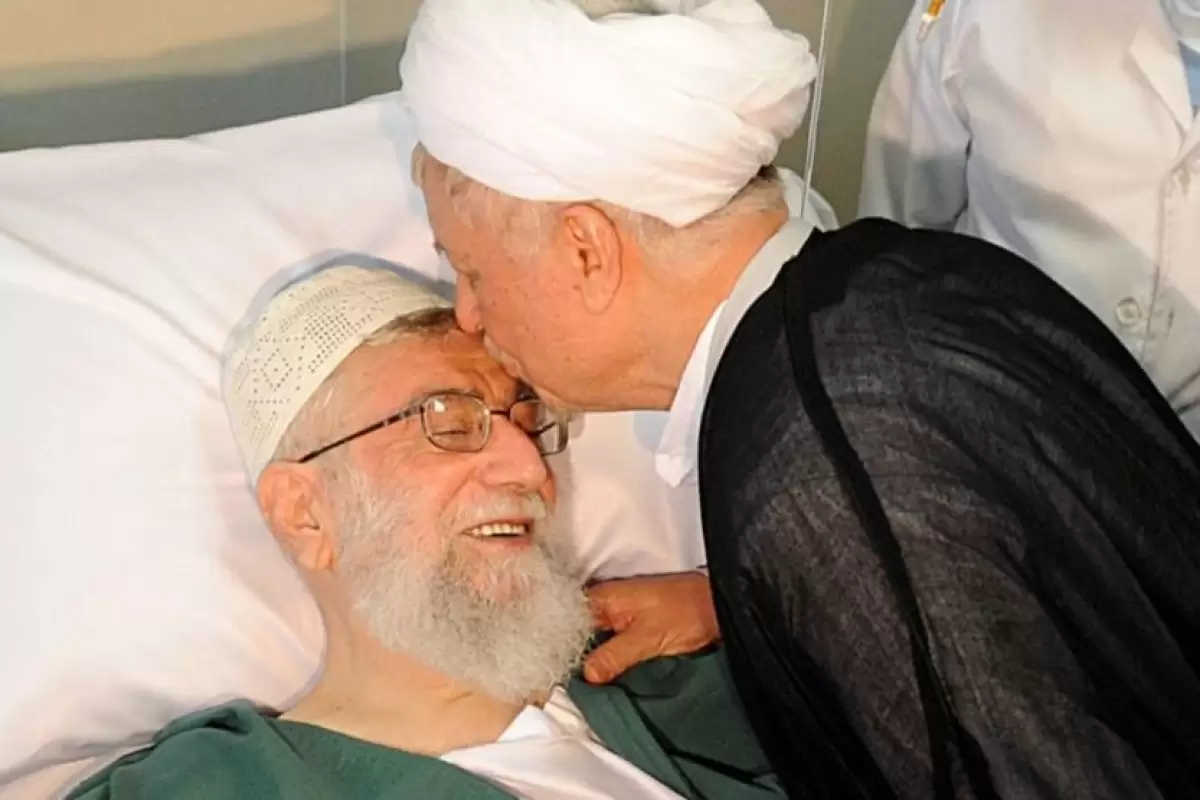 عکس؛ سفر به تاریخ؛ عیادت «هاشمی رفسنجانی» از «رهبر انقلاب» در بیمارستان؛ 1360
