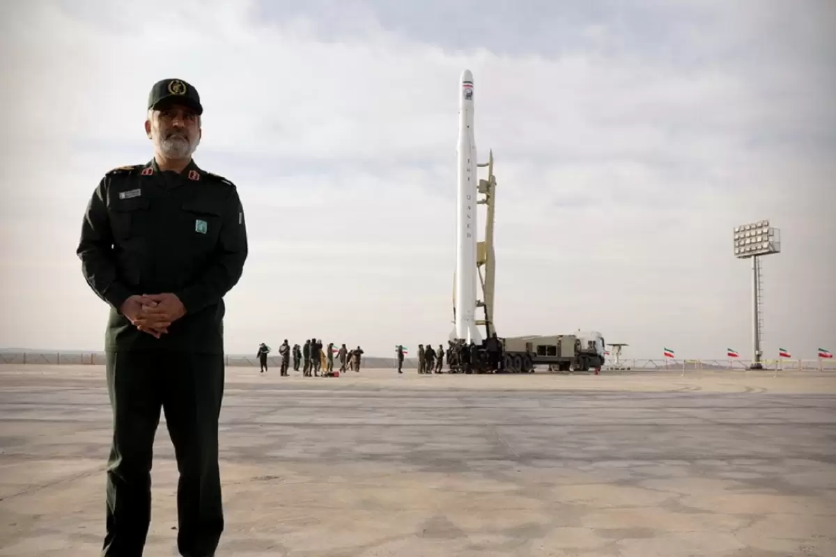 عکس؛ سفر در زمان؛ «رهبر انقلاب در حال اعطای نشان فتح به سردار حاجی زاده»؛ سال 1403