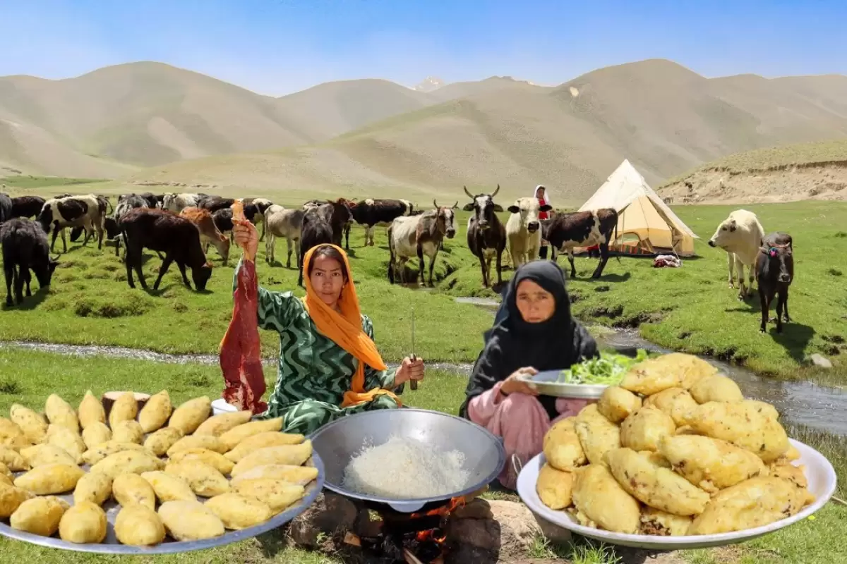 ببینید؛ غذای عشایری در افغانستان؛ پخت یک غذای محلی با سیب زمینی و گوشت