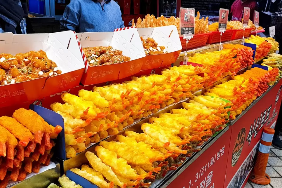 ببینید؛ غذای خیابانی در کره؛ میگو سوخاری، خرچنگ سرخ شده و مرغ کبابی در سئول
