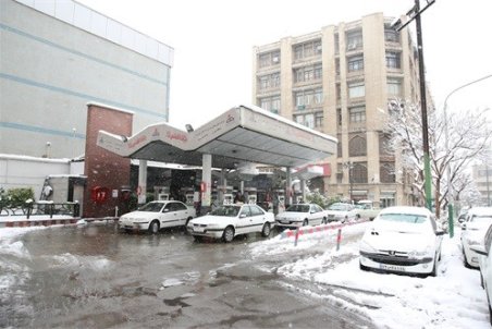 خدمات جایگاه‌های عرضه سوخت در یک روز برفی