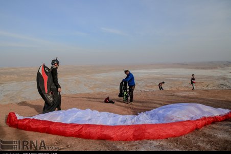 تفریح در سایت پروازی پاراگلایدر قم