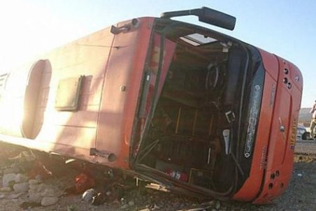 یک کشته در واژگونی اتوبوس در اتوبان گرمسار قم