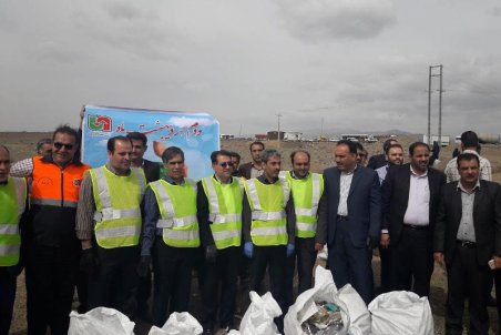 جمع آوری زباله های آزادراه همدان توسط مردم و مسئولان ساوه