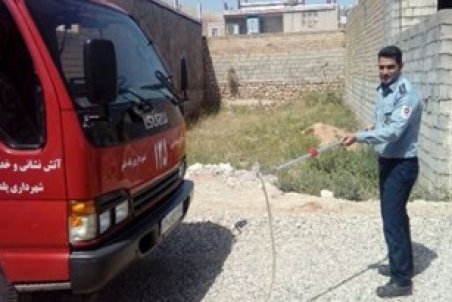 زنده گیری مار خطرناک توسط نیروهای آتش‌نشانی پل‌دختر