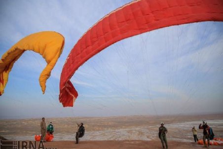 هرمزگان| پاراگلایدرها در آسمان سیریک به پرواز درآمدند