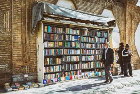 شکم گرسنه با کتاب سیر نمی‌شود