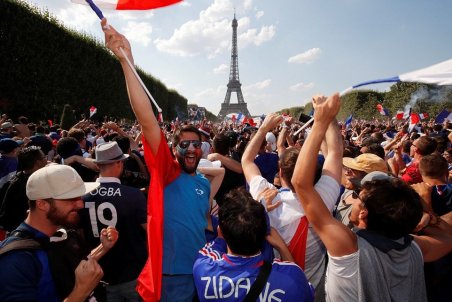 وقتی شانزه لیزه شاد شد!