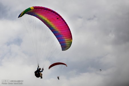 همدان| مسابقات کشوری پرواز با پاراگلایدر