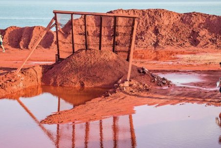 ساخت آسمانخراش‌های کشورهای همسایه با خاک قاچاق شده از ایران