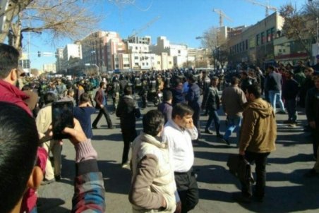 گزارشي از تجمعات اعتراضي روزهاي اخيرمردم معترض به صحنه بيايند يا نيايند؟