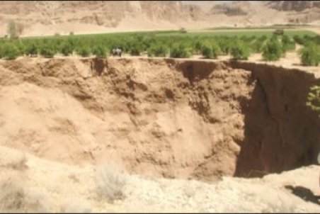 برداشت بی‌حساب آب، خاک را هم به باد داد