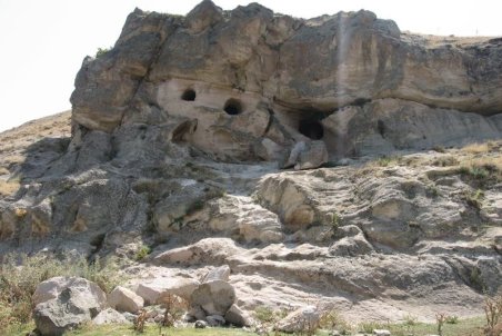 تيشه قاچاقچيان بر گوردخمه باستاني «ویَند کَلخوران»