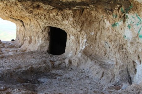 زخم يادگارنويسي بر پيكر گوردخمه «سُماقان»