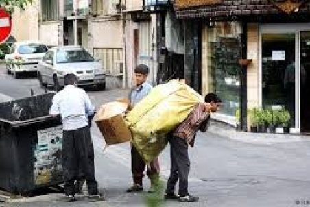 تيغ بر گوش کودک زباله گرد