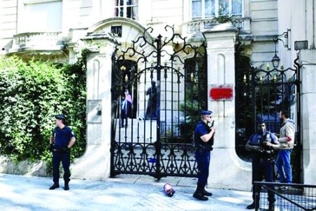 پاریس مکانی برای جولان مخالفان نظام