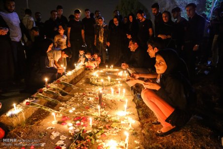 روشن کردن شمع برای شهدای حادثه تروریستی اهواز