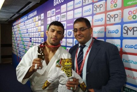 مدالم را به خانواده‌های داغدار حادثه اهواز تقدیم می‌کنم