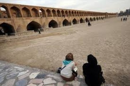 آب‌بازی با سی‌و‌سه پل