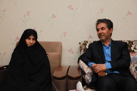 فارس| دوشادوش یکدیگر برای دفاع از کشور و محافظت از خون شهدا متحد باشیم