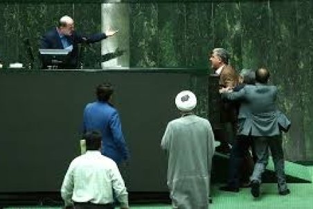 مشاجره لفظي پشت درهاي بسته صحن تجمع مقابل ساختمان مجلس