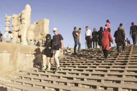 سنگ‌های پیش پای گردشگری