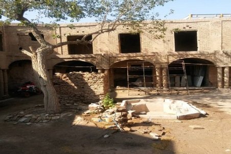 کرمان| کاروانسرای کوزه گران در محاصره معتادان