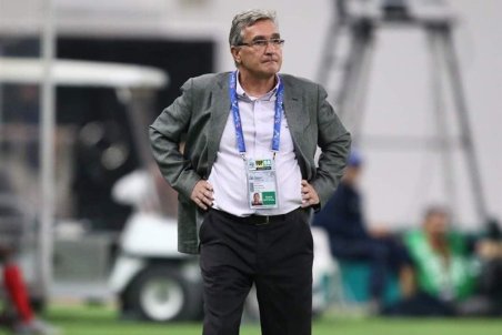 با د‌ست، پا و سر براي قهرماني مي‌رويم