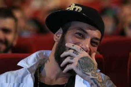 تیغ فضای مجازی، زیر گلوی تتلو