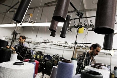 همدان| جوراب‌بافی درمان بیکاری جوانان یک روستا