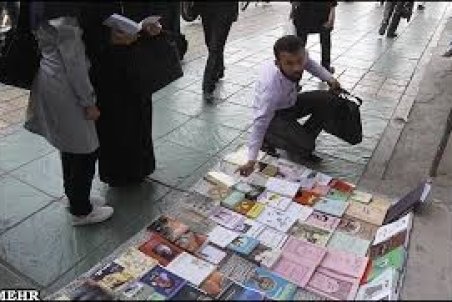 انتخاب کتاب از قفسه‌های خیابان