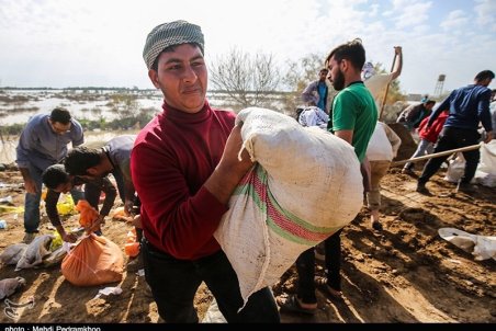 خوزستان| تلاش مردم شهررفیع برای تعمیر سیل بند
