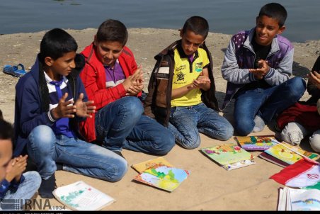 خوزستان| کتابخانه سیار شناور کانون در تالاب شادگان