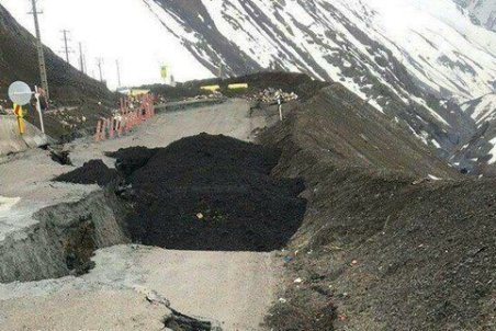 مازندران| نشست نیم متری زمین در جاده چالوس